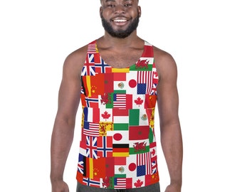 Puede incluir: Una camiseta sin mangas con un diseño de patchwork vibrante de varias banderas nacionales. Las banderas incluyen las de Estados Unidos, Canadá, Japón y el Reino Unido, entre otras. La parte superior es roja y blanca, con una variedad de colores de las banderas.