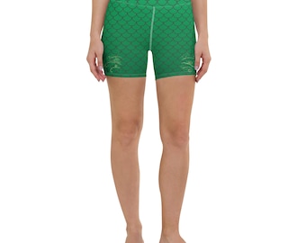 Könnte beinhalten: Grüne, hochgeschnittene Sport-Shorts mit Schuppenmuster und goldenen Akzenten. Die Shorts sind aus einem dehnbaren, bequemen Stoff gefertigt und perfekt für Yoga, Laufen oder jedes andere Training.