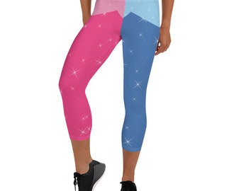 Könnte beinhalten: Capri-Leggings mit geteiltem Design. Ein Bein ist pink, das andere blau, beide mit einem funkelnden Sternenmuster. Die Leggings werden mit schwarzen Sportschuhen getragen.