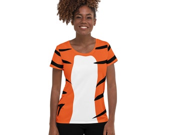 Pode incluir: Uma camiseta feminina com um padrão de listras de tigre em laranja e preto. A camiseta tem uma faixa branca no centro.