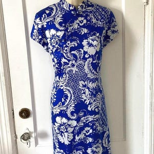 1970&#39;s Vintage McInerny Blue Floral Hawaiian Holoku Maxi Dress - Blue Floral 1970’s Vintage Hawaiian Holoku Maxi Dress by McINERNY Honolulu