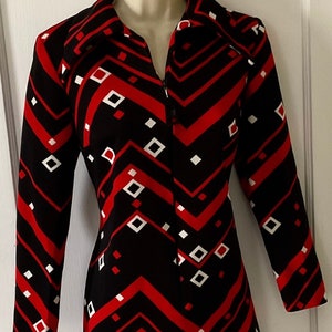 Black/Red Geometric Print 1970’s Vintage Long Sleeve Zippered Front Knit Shirt Dress Size 8 to 10