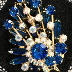 JULIANA Delizza & Elster Rhinestones Leaf Brooch - Rivoli Blue/Aurora Borealis Rhinestones 1950’s Vintage Juliana Brooch by Delizza Elster