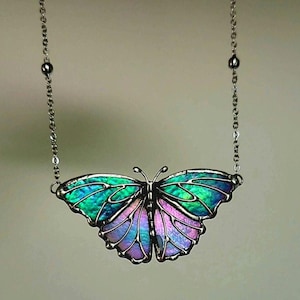 Blauwe glas-in-lood vlinderhanger, mooie iriserende handgemaakte vlinderketting, unieke sieraden