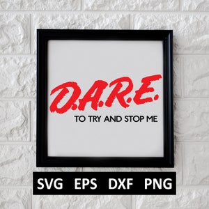 Puede incluir: Una impresión enmarcada en negro con la palabra "DARE" en letras rojas, negritas y estilizadas. El texto "TO TRY AND STOP ME" está debajo de la palabra "DARE" en letras negras.