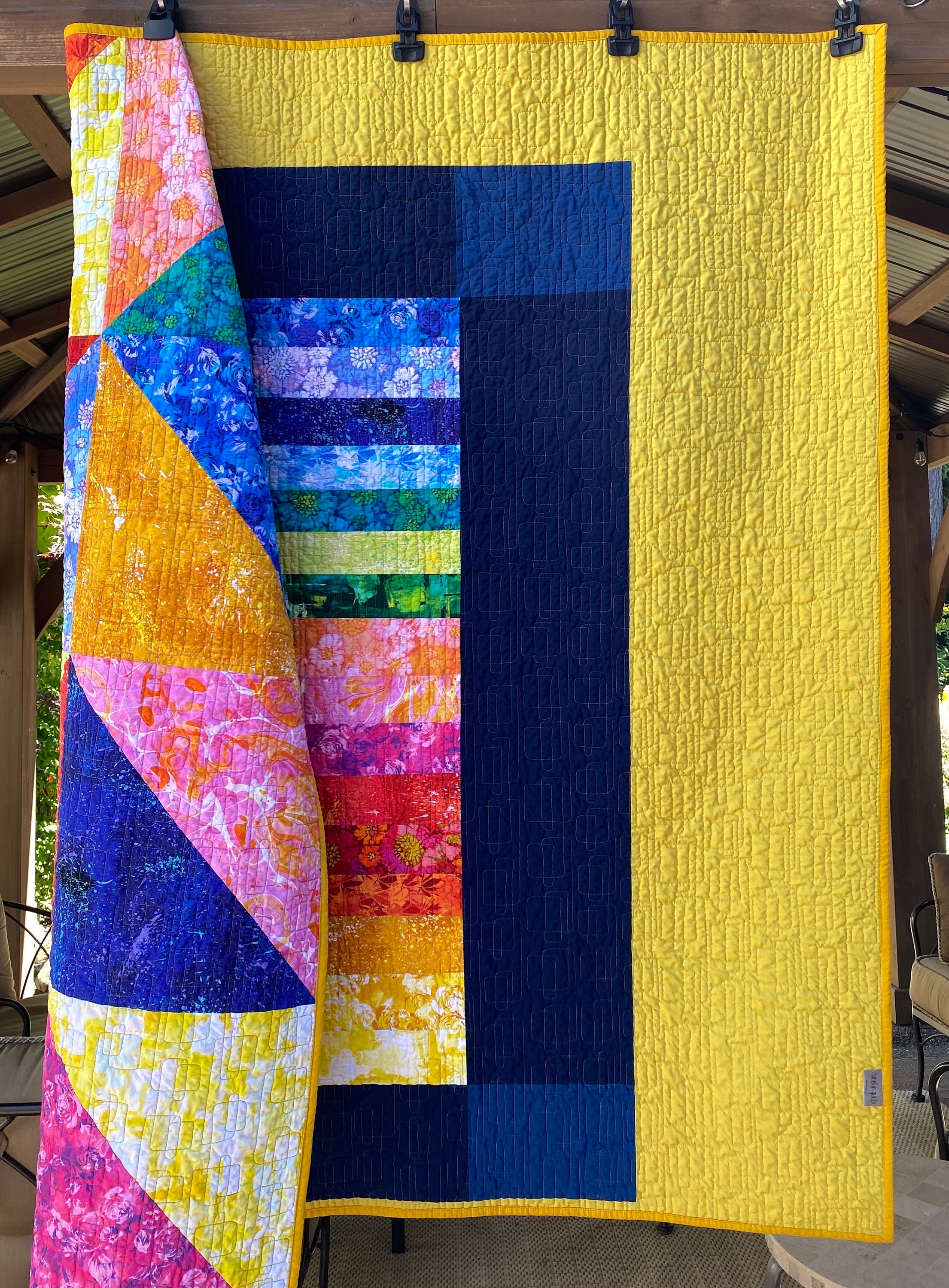 Edredón moderno hecho a mano: diseño de triángulos abstractos, paleta brillante, 59" x 59" (buscador de ángulos 3)
