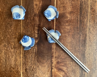 Set di 4 poggia-bacchette vintage a forma di pesce blu / Decorazione in porcellana per tavolo da sushi / Accessorio da cucina in stile costiero / Sala da pranzo giapponese