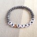 Stay Strong Armband Graue Perlen Bracelet Perlenarmband Buchstabenarmband