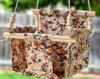 Columpio de jardín para bebés resistente a la intemperie con almohada y cuentas de juego.