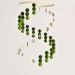 Monstera leaves and felt wool balls mobile, forest pom pom mobile, jungle felt mobile, minimalist mobile, boho nursery decor