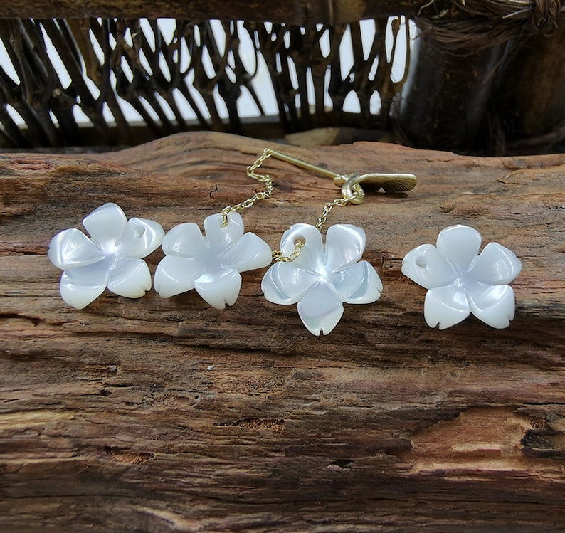 10pcs 12mm Carved White Mother of Pearl Sakura Flower Charms