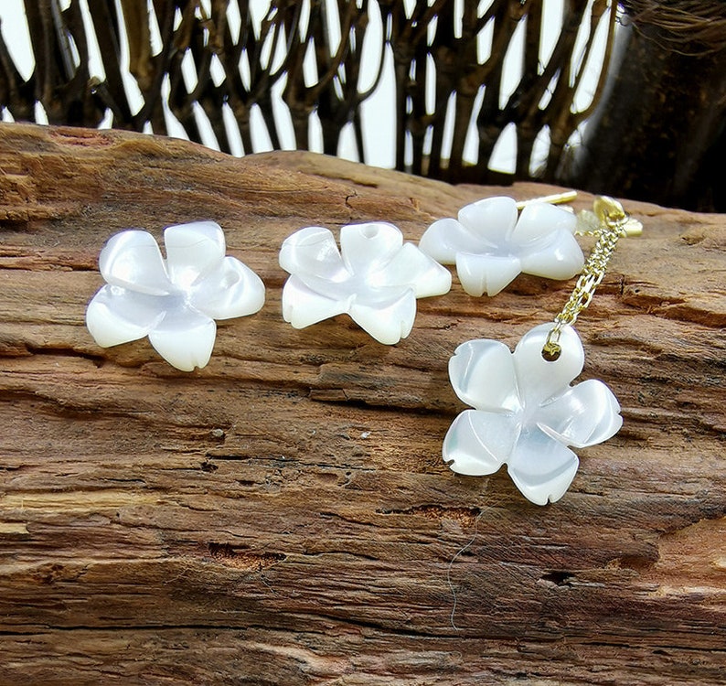 10pcs 12mm Carved White Mother of Pearl Sakura Flower Charms