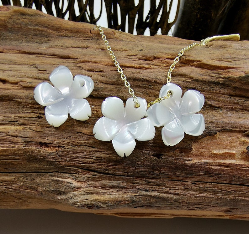 10pcs 12mm Carved White Mother of Pearl Sakura Flower Charms