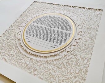 Könnte beinhalten: Eine weiße Ketubah mit einem goldenen Kreis um den Text. Der Text ist in Hebräisch und Englisch. Die Ketubah ist mit einem weißen Blumenmuster verziert.
