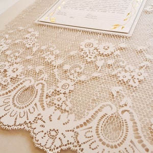 Benutzerdefinierte Papierschnitt Ketubah, handgefertigte zarte Spitze Ketubah mit echten Goldblumen, jüdische Ehegelübde Ketubah Texte
