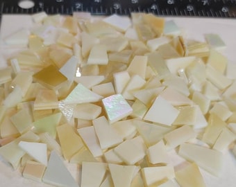 100 PIEZAS de mosaicos iridiscentes de color CREMA listos para usar, lisos, cortados a mano, surtidos, para proyectos de arte y manualidades.
