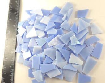 100 PIEZAS de mosaicos artísticos surtidos de vidrio luminiscente veteado, cortados a mano, listos para usar, en formas y tamaños de azul claro/aciano.