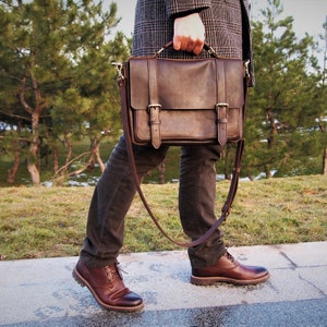 Maletín de cuero para hombre con monograma. Regalo de aniversario personalizado para esposo. Bolso de cuero para hombre. Bolso de cuero para computadora portátil para él.