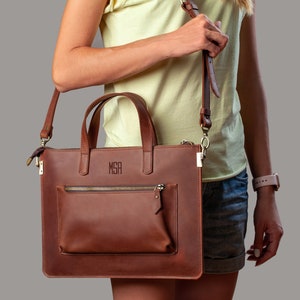 Sac pour ordinateur portable en cuir pour homme avec bandoulière et monogramme, pochette Macbook Air 13 en cuir personnalisée pour homme, meilleurs cadeaux d'anniversaire pour lui