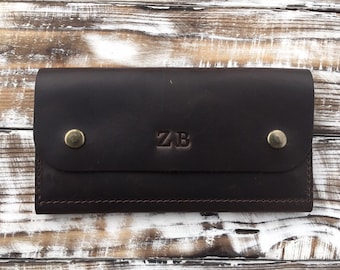 Handgefertigte Leder Tabaktasche: Drehbare Tabaktasche mit Gravur