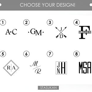 Op de afbeelding: Een selectie van acht zwart-wit ontwerpopties, waaronder initialen, monogrammen en een bloemenontwerp, wordt getoond. De tekst "CHOOSE YOUR DESIGN!" staat bovenaan en "STASUKAN" onderaan.