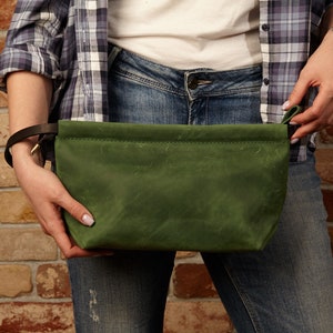 Handgefertigte Kultur- und Kosmetiktasche - Maßgeschneiderte Reisetasche für Sie, Grünes Leder Geschenk - Ledertasche, Taschenzubehör, Geschenk für Sie
