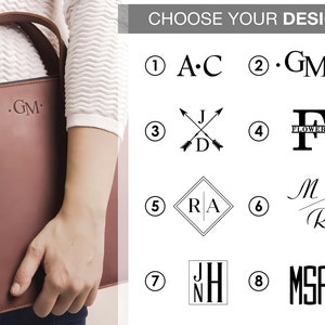 K&ouml;nnte beinhalten: Eine braune Ledertasche mit einem personalisierten Monogramm-Design. Die Tasche hat einen oberen Griff und einen Rei&szlig;verschluss. Das Monogramm ist in einer einfachen, klassischen Schriftart gehalten. Das Bild zeigt acht verschiedene Monogramm-Designoptionen zur Auswahl.