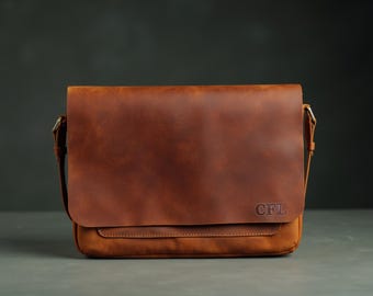 Handmade Crazy Horse Leather Messenger Bag: Personalized Italian Craftsmanship