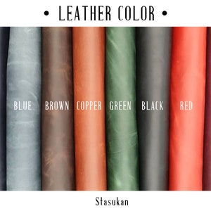 Op de afbeelding: Een kleurenkaart met leer in marineblauw, blauw, bruin, koper, groen, zwart, rood en wijnrood. De tekst "Leather Color" staat bovenaan en de naam "Stasukan" onderaan.