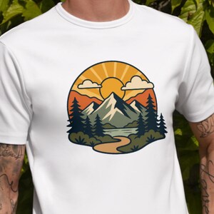 山と自然のシャツ｜レトロなアウトドアアドベンチャーTシャツ、ハイキングTシャツ、自然愛好家へのギフト、ヴィンテージの夕日と山のグラフィックシャツ
