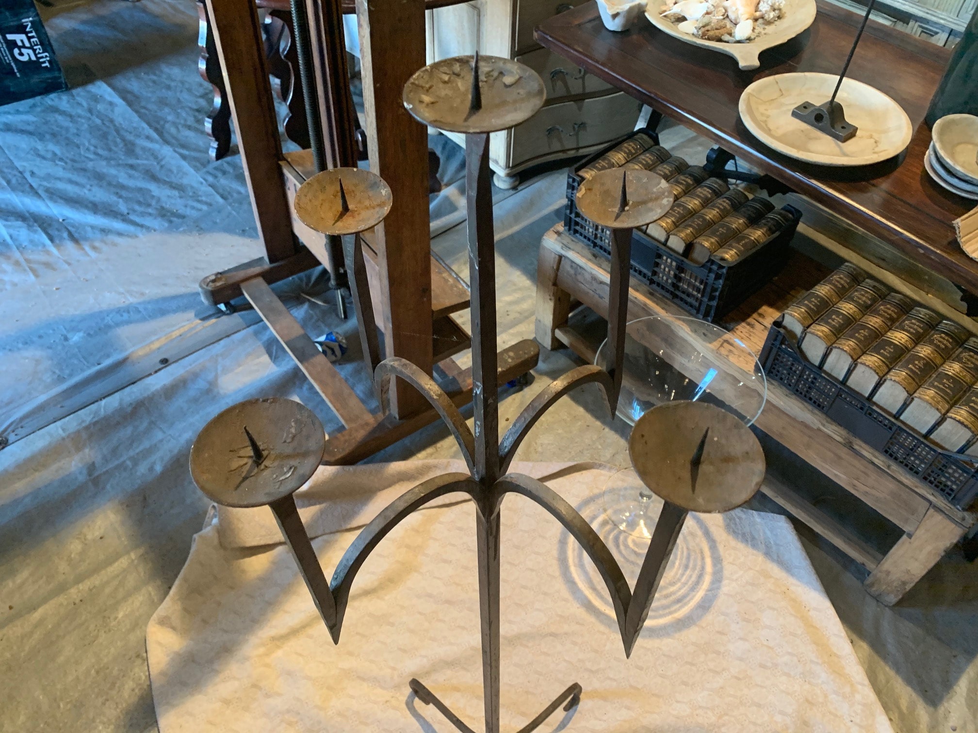 Fantástico par de candelabras de pie de suelo de hierro | Etsy