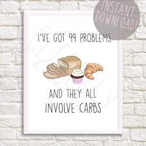 Puede incluir: Un póster blanco imprimible con el texto "Tengo 99 problemas y todos tienen que ver con los carbohidratos". El póster presenta una ilustración de dibujos animados de una hogaza de pan, una magdalena y un croissant.