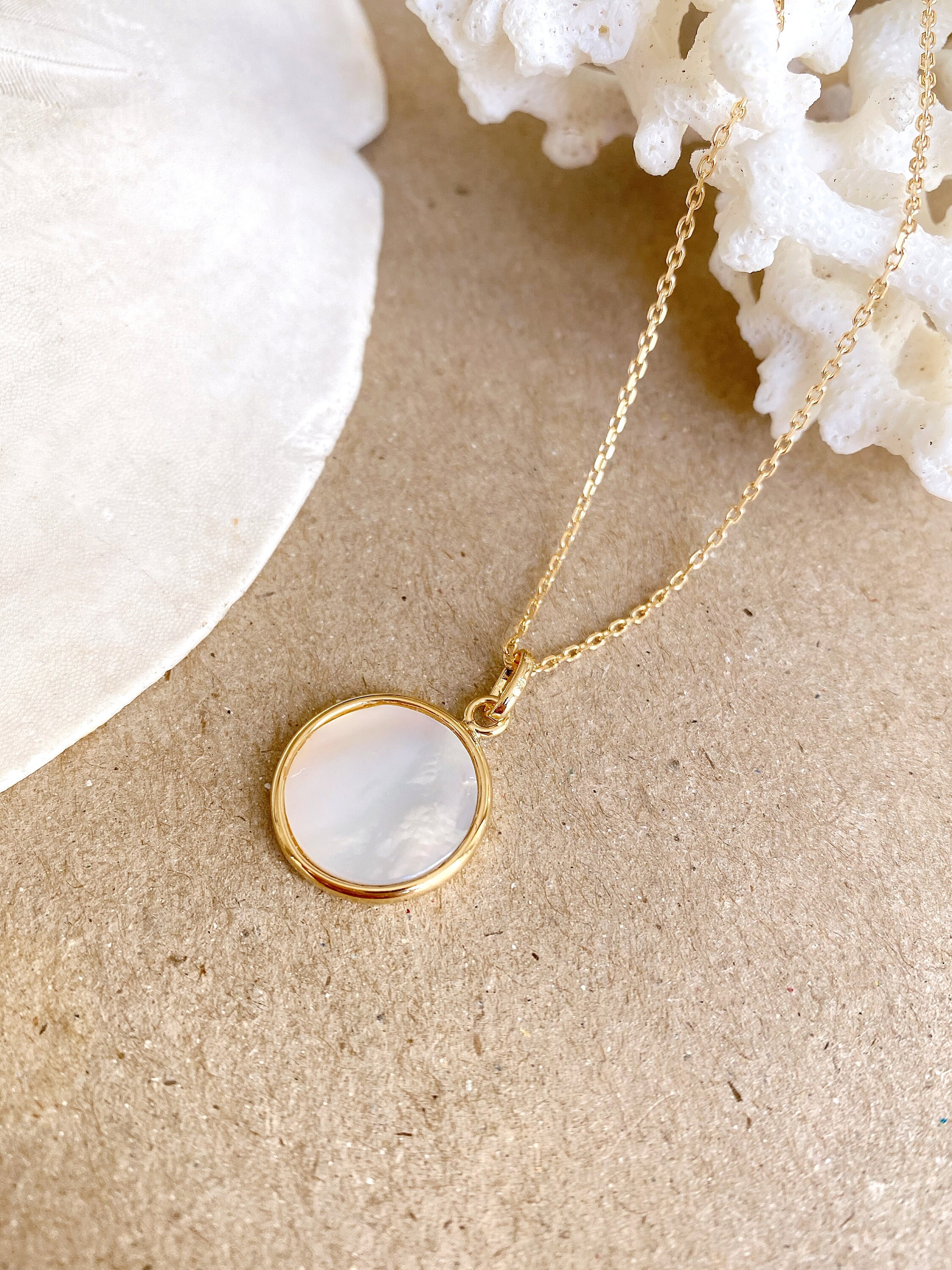Collier Pendentif Nacre Blanche De Culture – Chaîne 16 Pouces Or Jaune