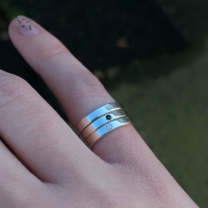 Stapelring met edelsteen, stapelband, flush set, comfortband, pinkring, zwarte spinel, sterling zilver