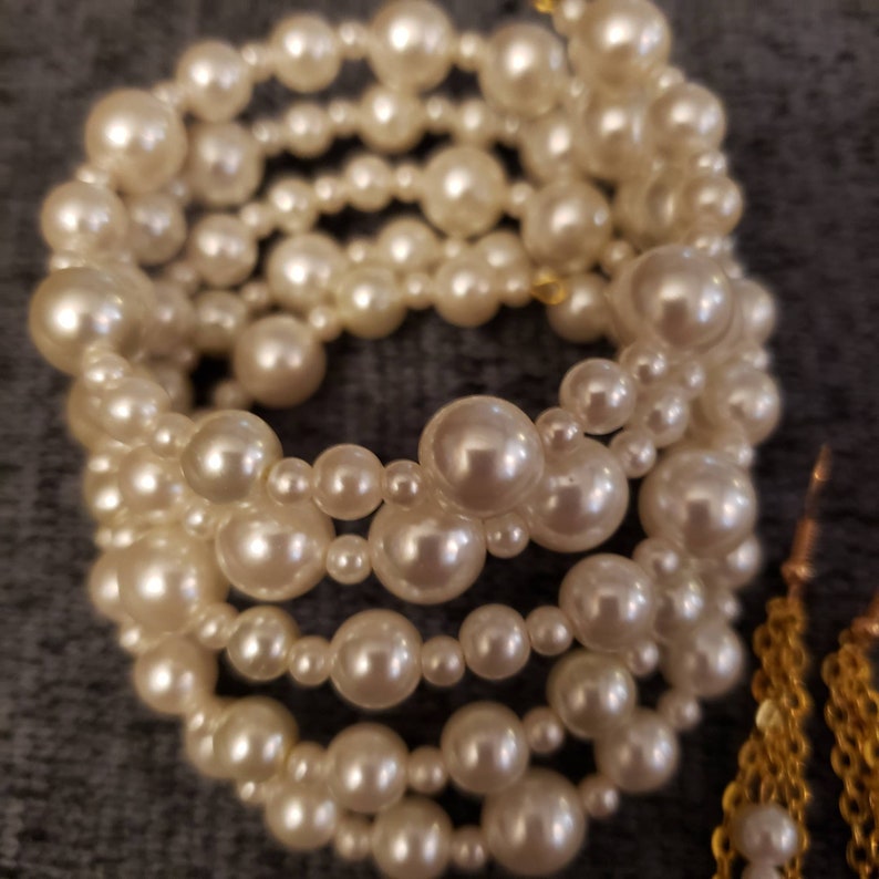 and multiple round bracelet Pearl necklace earrings