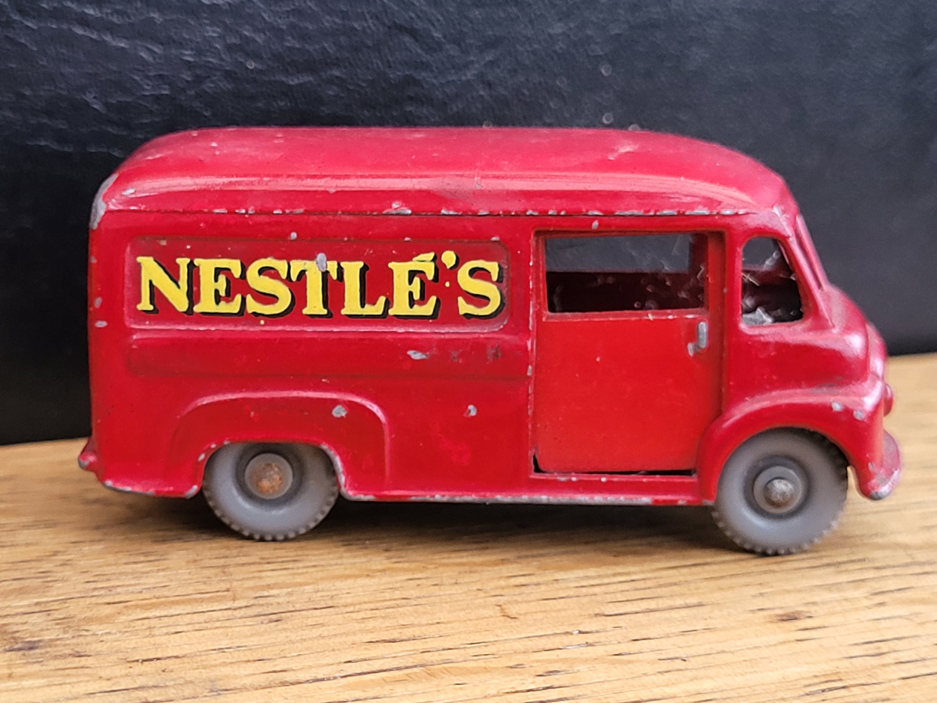 ミニカー MATCHBOX 69 COMMER 30 CWT VAN Nestle's Lesney Matchbox No.69 Commer 30 CWT Van Nestlé 1959 Maroon