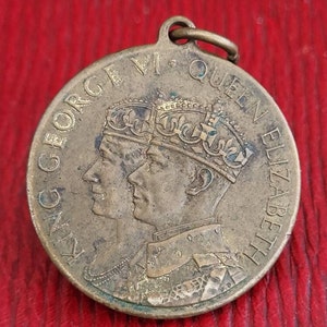 Medalla de coronación del Rey Jorge vintage de 1937 golpeada por Rowntree&#39;s. S.M. Medalla de coronación del rey Jorge VI y la reina Isabel de 1937 de Rowntree&#39;s