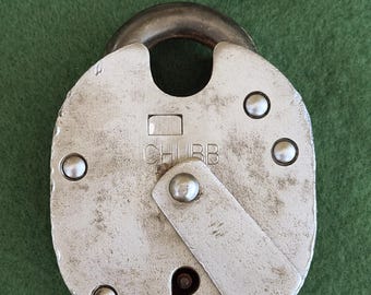 Vintage Chubb-hangslot. Groot vintage zwaar uitgevoerd Chubb "Battleship" 779-hangslot en enkele originele sleutel.