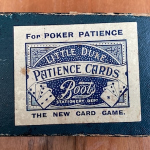 Réservé - Little Duke Poker Patience avec quatre jeux de cartes Little Duke, 24 cartes à jouer, livret d'instructions par Charles Vidal Diehl, en boîte.