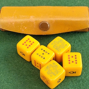 Tallent 社製、イギリス製ヴィンテージ ポーカー ダイス。ヴィンテージ 16 mm「バタースコッチ」ポーカー ダイス 5 個、オリジナル タン レザー ケース入り - 本革。