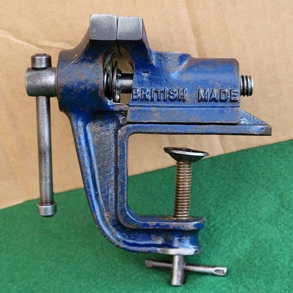 vintage Unusual Jewellers Bench Vice. Petit vice de banc fort, vice de bijouterie, vice de modélisme, vice passe-temps robuste avec petite enclume.