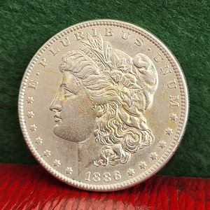 Antieke Amerikaanse zilveren dollar uit 1886. 1886 Morgan zilveren dollar. Antieke Amerikaanse zilveren munt E Pluribus Unum. Antieke Amerikaanse zilveren munt.