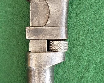 Puede incluir: Llave inglesa antigua con mango de madera. La herramienta de metal tiene una cabeza de martillo y el texto "P.S. & W. CO. CLEVELAND, O." es visible. La llave inglesa está sobre un fondo verde.