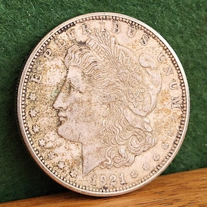 Antieke Amerikaanse D zilveren dollar uit 1921. 1921 D Morgan zilveren dollar. Antieke Amerikaanse zilveren munt E Pluribus Unum.