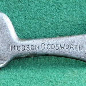Può includere: Una chiave inglese argentata con la scritta "HUDSON DODSWORTH & CO" impressa sul manico.