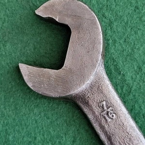 K&ouml;nnte beinhalten: Ein silberner Schraubenschl&uuml;ssel mit einer 7/16-Markierung am Griff.