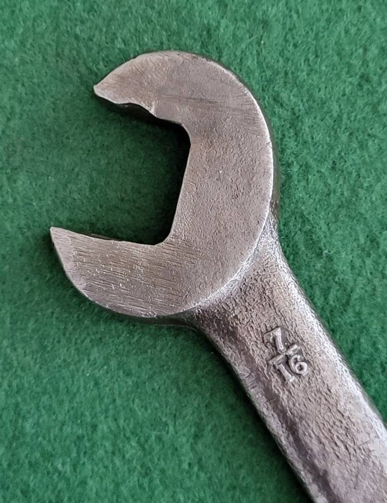 K&ouml;nnte beinhalten: Ein silberner Schraubenschl&uuml;ssel mit einer 7/16-Markierung am Griff.