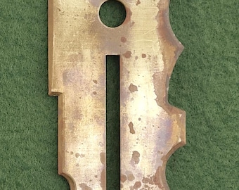 Bastone con bottone in ottone dell'esercito britannico d'epoca. Bastone con bottone in ottone dell'esercito britannico d'epoca prodotto da J R G & S (J R Gaunt and Son) con marchi NATO.