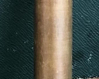 Antik Mk IV oljekanna för Lee Enfield gevär. Vintage mässingsoljakanna av H J & S för Lee Enfield gevär med gammalt märke för bred pil.