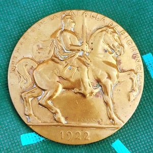 Battaglia di Pichincha 1822. Antico medaglione in bronzo commemorativo del centenario della battaglia di Pichincha. Centenario di Pichincha 1822-1922.